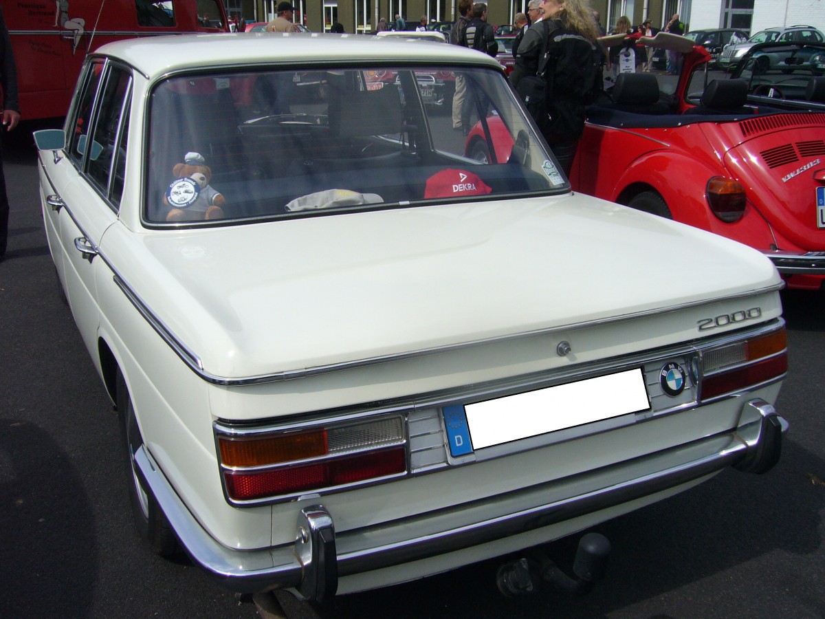 Heckansicht eines BMW 2000. 1966 - 1972. Oldtimertreffen Krefeld am 24.05.2015.