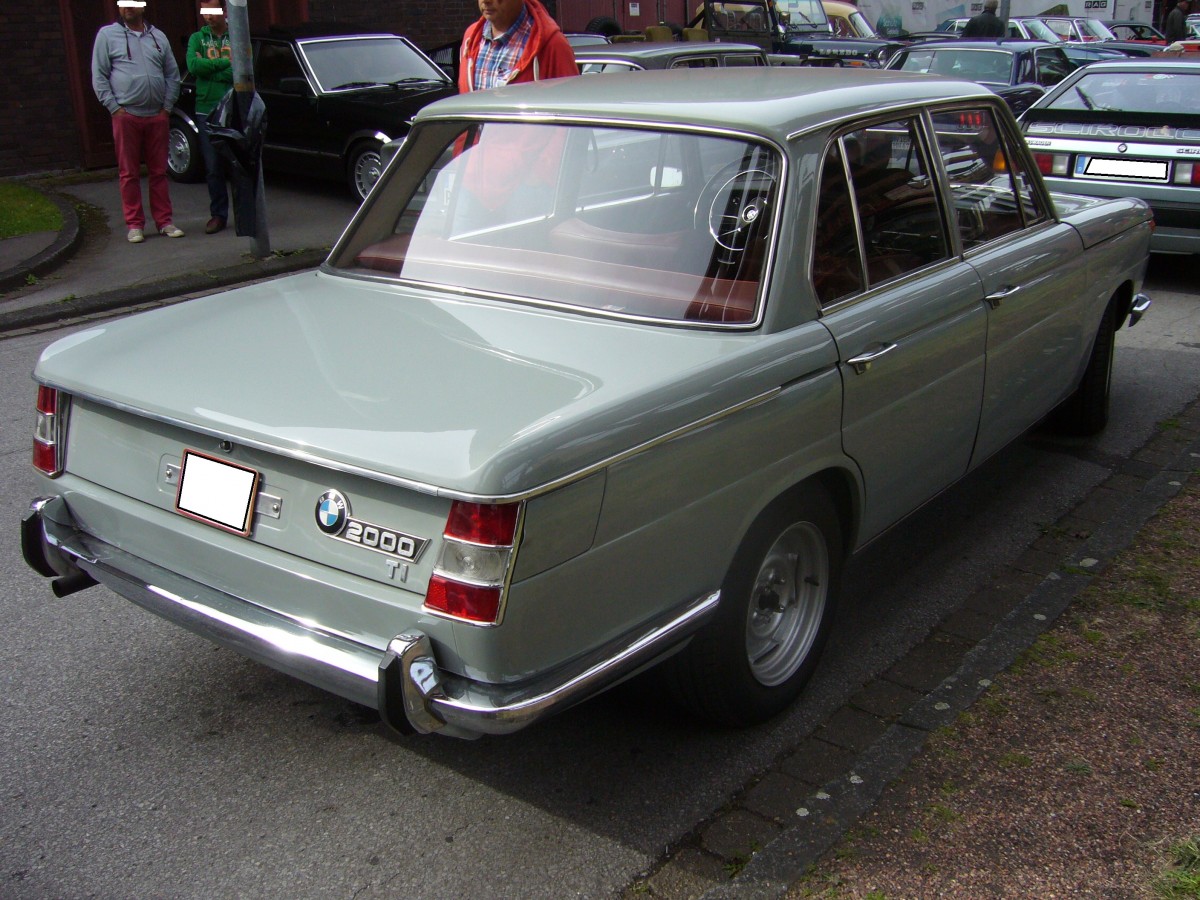 Heckansicht eines BMW 2000 TI. 1966 - 1968. Oldtimertreffen kokerei Zollverein am 01.09.2013.