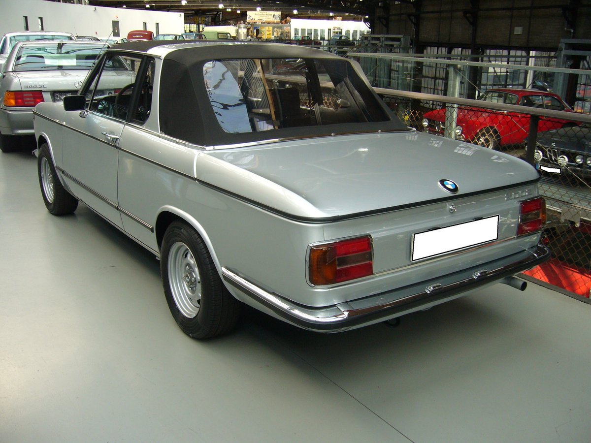 Heckansicht eines BMW 2002 Baur Targa aus dem Jahr 1974. Classic Remise Düsseldorf am 17.09.2020.