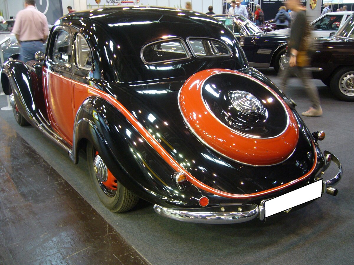 Heckansicht eines BMW 327 Coupe aus dem Jahr 1940. Techno Classica Essen am 06.04.2024.