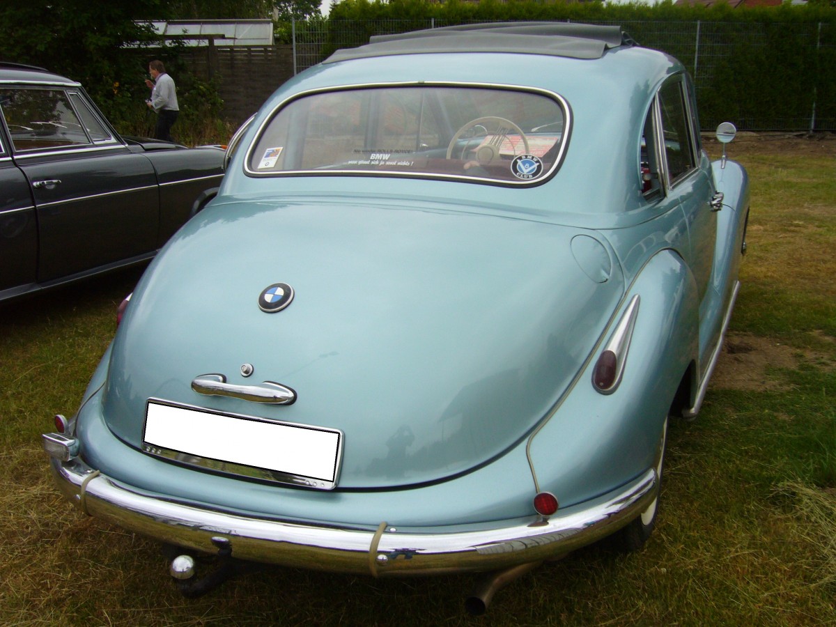 Heckansicht eines BMW 502. 1954 - 1961. Oldtimertreffen in Voerde am 13.06.2015.