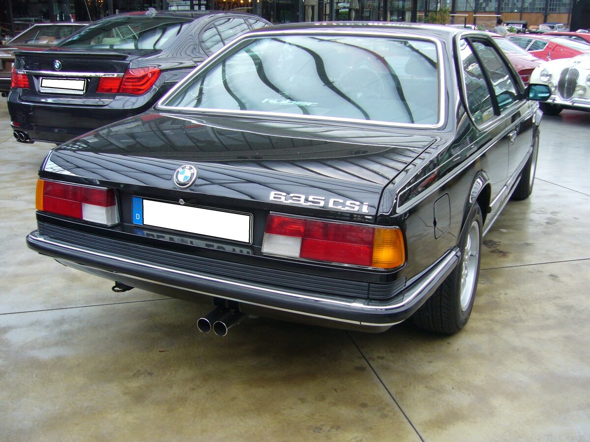 Heckansicht eines BMW E24 635 CSi im Farbton diamantschwarzmetallic. Classic Remise Düsseldorf am 07.06.2021.