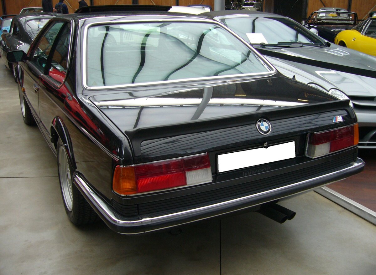 Heckansicht eines BMW E24 635CSi M6 aus dem Jahr 1985 im Farbton diamantschwarzmetallic. Classic Remise Düsseldorf am 26.02.2024.