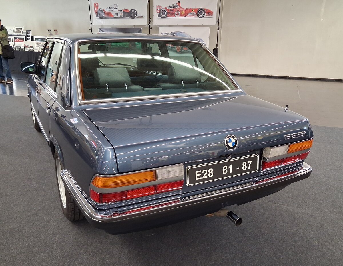 Heckansicht eines BMW E28 525i im Farbton arktisblaumetallic aus dem Jahr 1986. Techno Classica Salon in Dortmund am 25.09.2026.