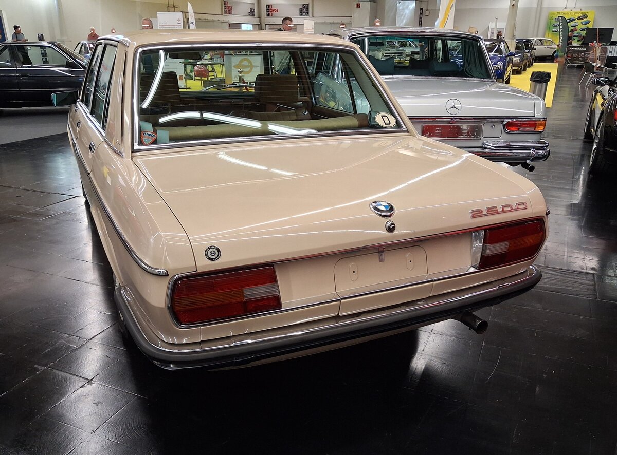 Heckansicht eines BMW E3 2500 im Farbton nevadabeige aus dem Jahr 1971. Techno Classica Salon in Dortmund am 25.09.2026.