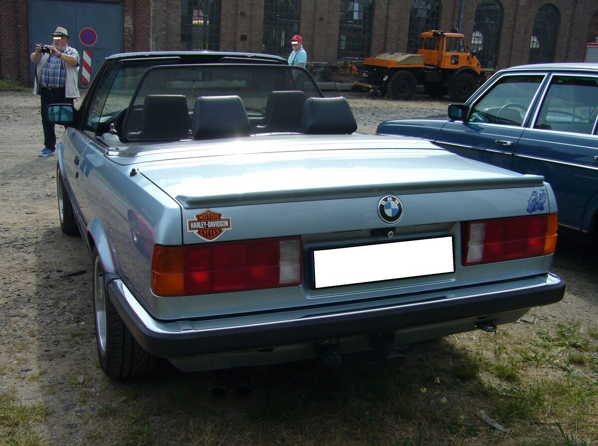 Heckansicht eines BMW E30 325i Cabriolet im Farbton gletscherblau. Oldtimertreffen an der  Alten Dreherei  in Mülheim an der Ruhr am 19.06.2022.