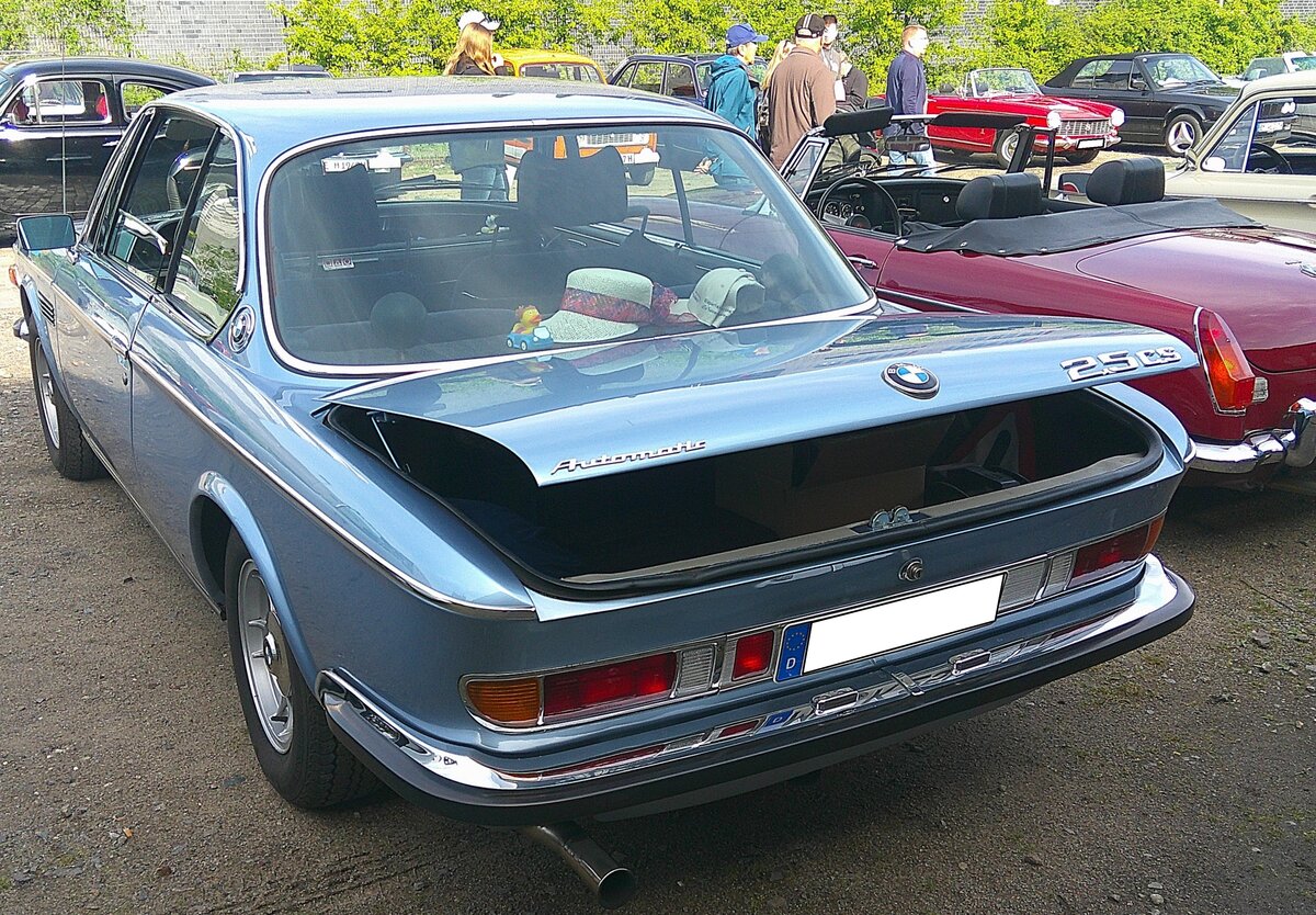 Heckansicht eines BMW E9 2.5CS Automatic im Farbton fjordblau. Sammelplatz zur Landpartie des AMC M�lheim/Ruhr am 03.05.2026.