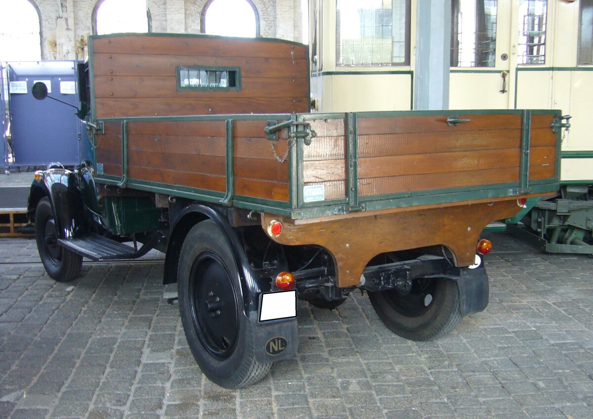 Heckansicht eines Borgward B1250 Pritschenwagen. 50. Jahrestreffen der Borgward I.G. e.V. an der  Alten Dreherei  in Mülheim an der Ruhr.