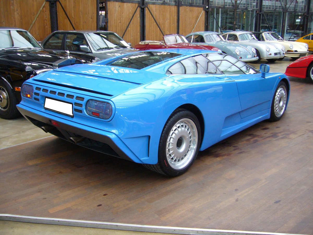 Heckansicht eines Bugatti EB 110 GT. 1991 - 1996. Classic Remise Düsseldorf am 26.02.2017.