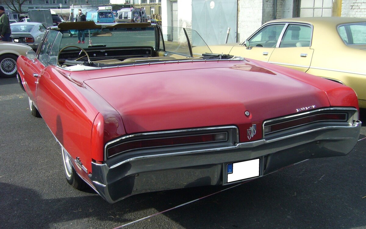 Heckansicht eines Buick Le Sabre 400 Convertible aus dem Modelljahr 1967. Oldtimertreffen an Mo´s Bikertreff in Krefeld am 08.03.2026.