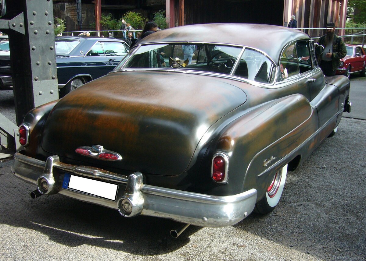 Heckansicht eines Buick Super 50 Riviera Hardtop Coupe aus dem Jahr 1950. Altmetall trifft Altmetall im LaPaDu am 02.10.2022.