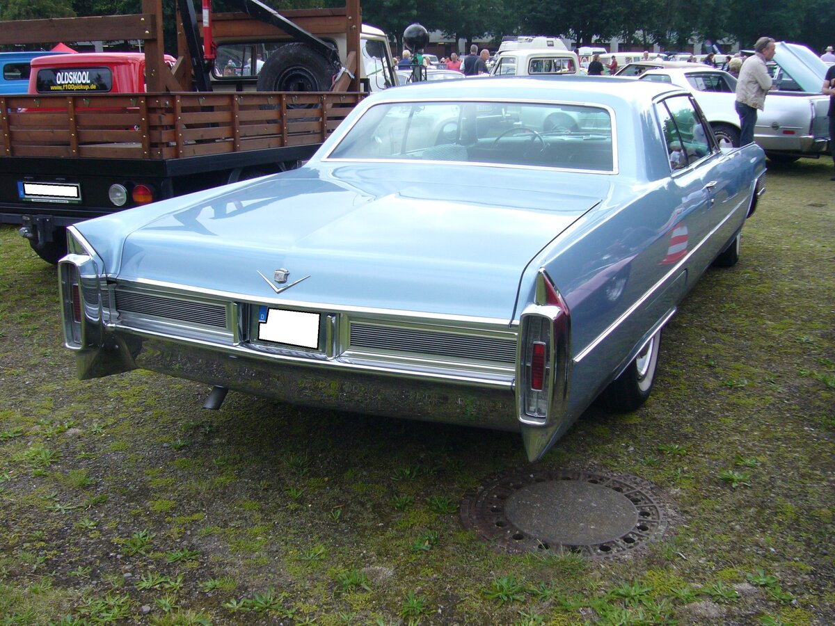 Heckansicht eines Cadillac Series 60 Hardtop Coupe de Ville aus dem Jahr 1965. Oldtimertreffen an der Dreieckswiese in Duisburg am 01.08.2021.