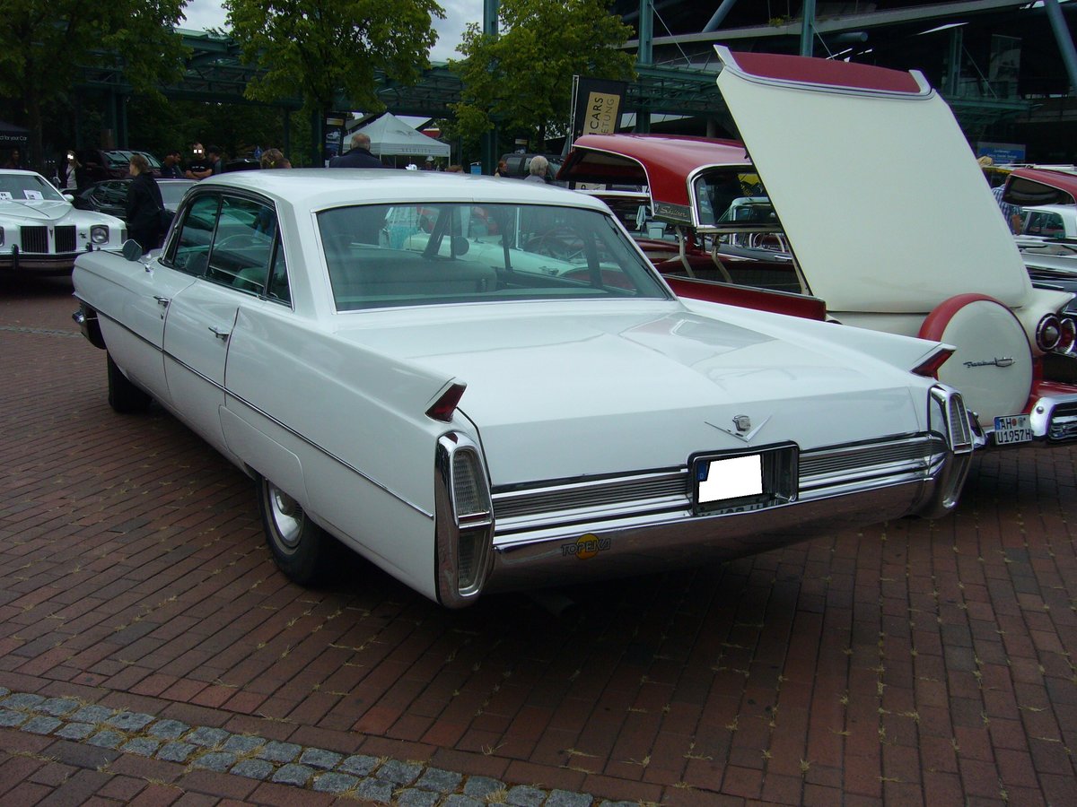 Heckansicht eines Cadillac Series 62 six window Hardtop Sedan von 1964. 14. US-Cartreffen am 29.07.2017 im CentroO.