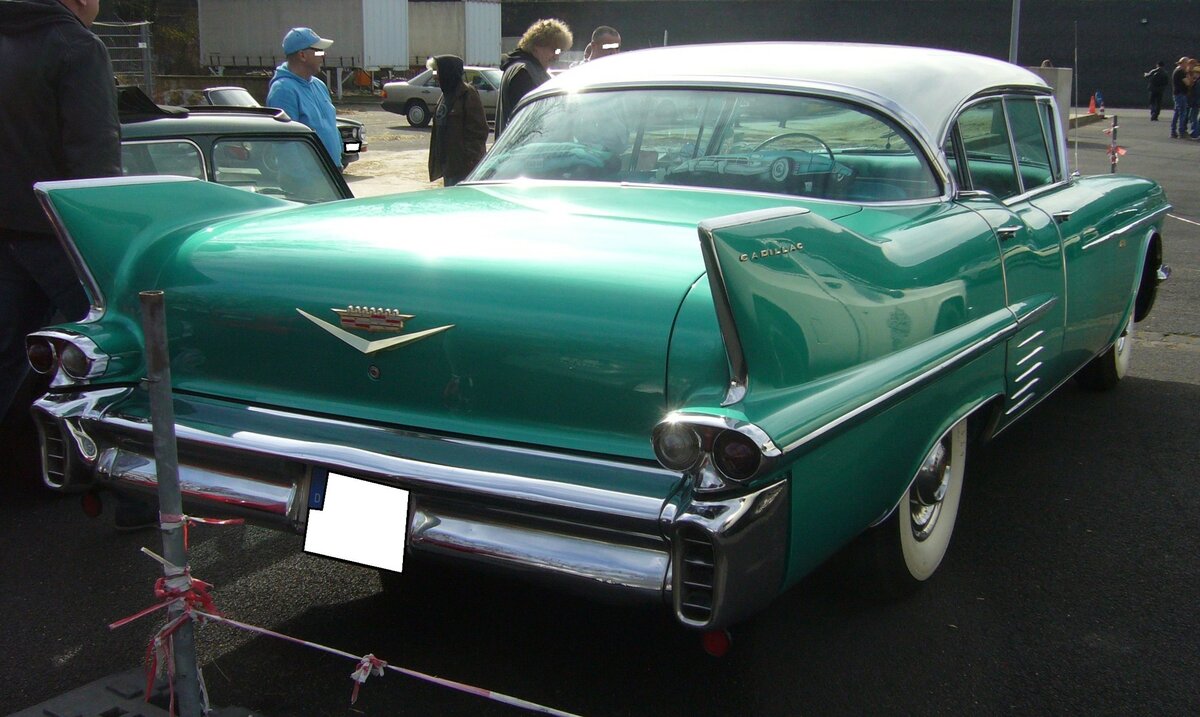 Heckansicht eines Cadillac Series 62 Hardtop Sedan des Modelljahres 1958 im Farbton jamaican green. Oldtimertreffen an Mo´s Bikertreff in Krefeld am 10.03.2024.