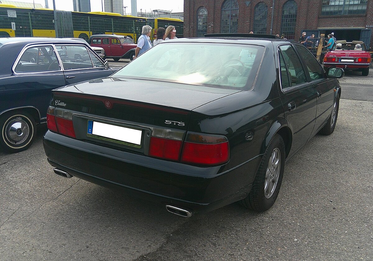 Heckansicht eines Cadillac Seville der f�nften Generation in der Ausstattungsvariante STS. Besucherparkplatz der  Alten Dreherei  in M�lheim an der Ruhr am 31.05.2026.