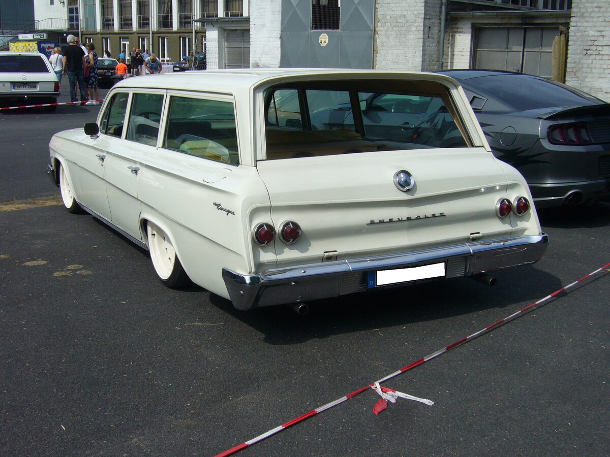 Heckansicht eines Chevrolet Biscayne Wagon aus dem Modelljahr 1962. Oldtimertreffen an Mo´s Bikertreff in Krefeld am 27.06.2021.