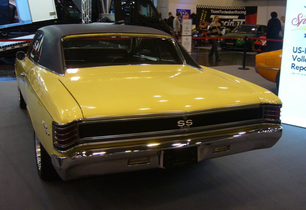 Heckansicht eines Chevrolet Chevelle Malibu Coupe SS396 in der Farbkombination butternut yellow/black aus dem Jahr 1967. Essen Motorshow am 06.12.2023.