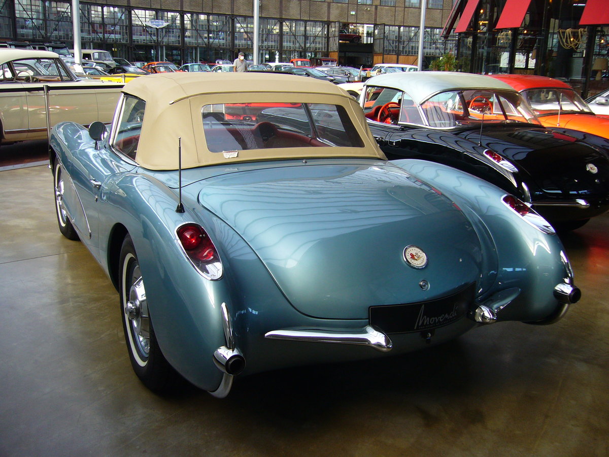 Heckansicht eines Chevrolet Corvette C1 des Modelljahrganges 1957. Der abgelichtete Convertible ist im Farbton arctic blue lackiert. Der V8-Motor hat einen Hubraum von 4343 cm³ und leistet, je nach Vergaserbestückung, zwischen 220 PS und 283 PS. Classic Remise Düsseldorf am 17.09.2020.