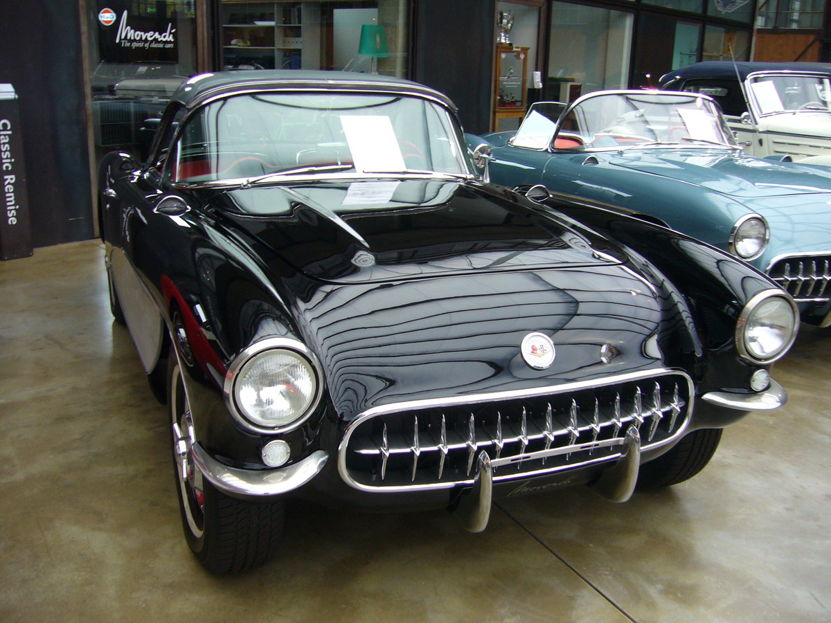 Heckansicht eines Chevrolet Corvette C1 des Modelljahrganges 1957. Der abgelichtete Convertible ist im Farbton onyx black lackiert. Der V8-Motor hat einen Hubraum von 4343 cm³ und leistet, je nach Vergaserbestückung, zwischen 220 PS und 283 PS. Classic Remise Düsseldorf am 03.10.2020.