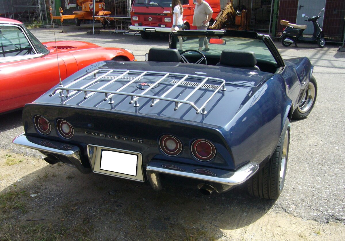 Heckansicht eines Chevrolet Corvette C3 Stingray Roadster aus dem Modelljahr 1969. Oldtimertreffen an der  Alten Dreherei  in Mülheim an der Ruhr am 18.06.2022.