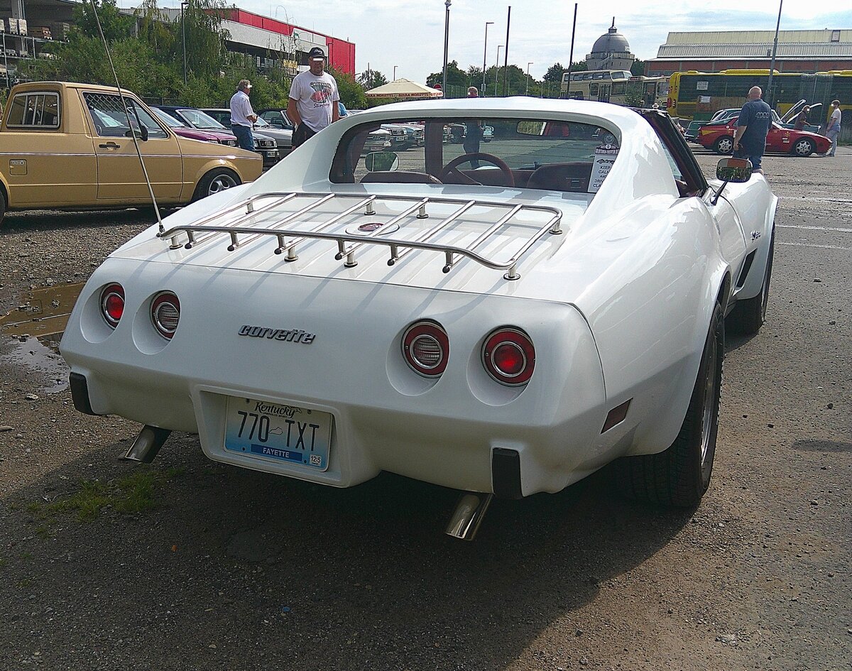Heckansicht eines Chevrolet Corvette C3 Sting Ray Targa im Farbton classic white aus dem Modelljahr 1976. Das ehemalige Nummernschild aus dem US-Bundesstaat Kentucky ist nur zur Deko montiert. 18. Oldtimerfestival an der  Alten Dreherei  in M�lheim an der Ruhr am 21.06.2026. 