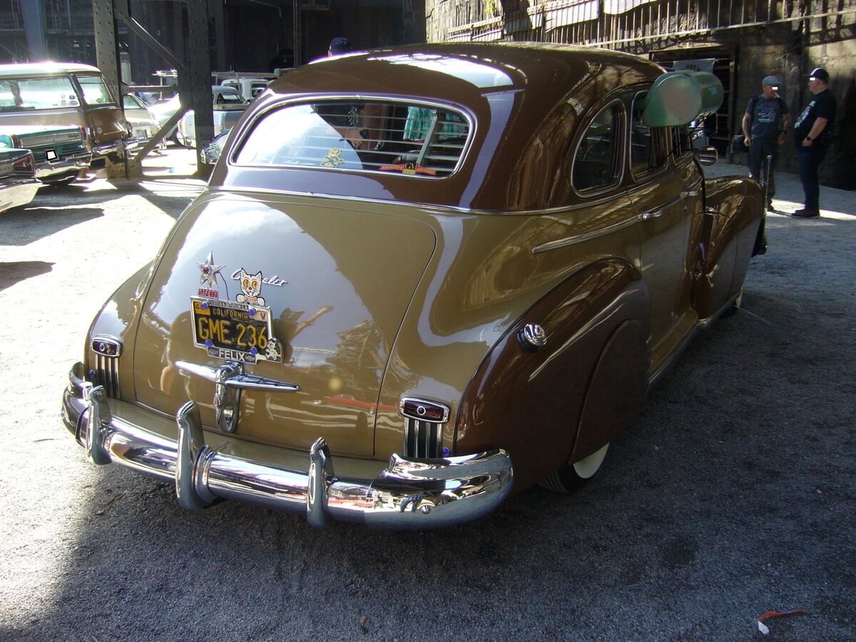 Heckansicht eines Chevrolet Fleetmaster Six DK fourdoor Sedan des Modelljahres 1946 in der Farbkombination sport beige/scout brown. Altmetall trifft Altmetall am 01.10.2023 im LaPaDu Duisburg.