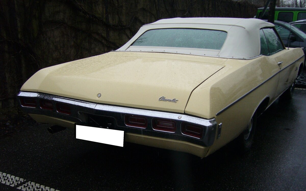 Heckansicht eines Chevrolet Impala Convertible aus dem Jahr 1969. Besucherparkplatz der Düsseldorfer Classic Remise am 26.02.2024.
