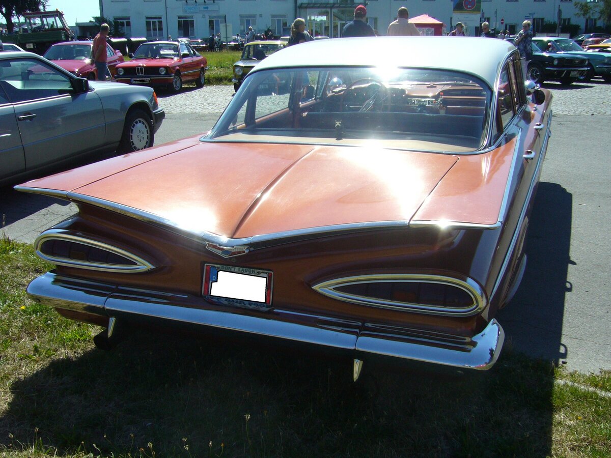 Heckansicht eines Chevrolet Series 1500/1800 Bel Air Sedan aus dem Jahr 1959 im Farbton gothic gold. Oldtimertreffen am Flughafen Essen/Mülheim am 07.08.2022.