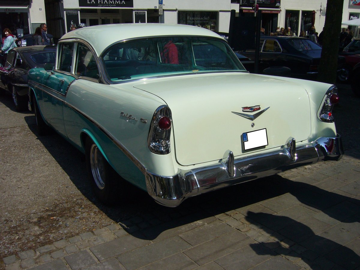 Heckansicht eines Chevrolet Series 2400 C Bel Air Sedan aus dem Modelljahr 1956. Oldtimertreffen Kettwig am 01.05.2016.
