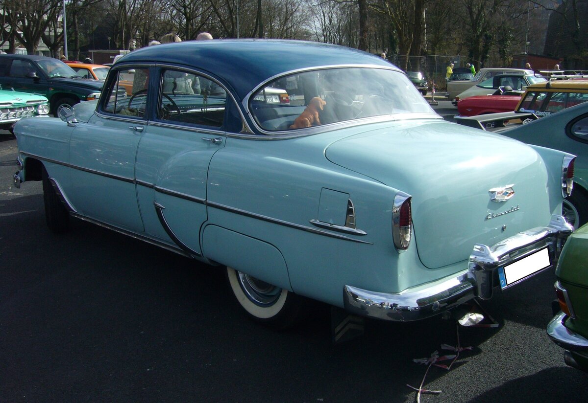 Heckansicht eines Chevrolet Series 2400C fourdoor Sedan aus dem Jahr 1954  in der Farbkombination horizon blue/biscayne blue. Oldtimertreffen an Mo´s Bikertreff in Krefeld am 10.03.2024.