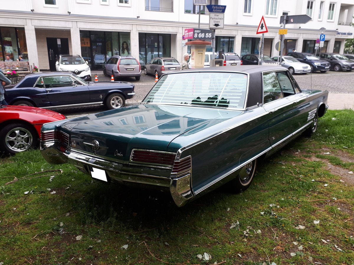 Heckansicht eines Chrysler 300 fourdoor Hardtop Sedan aus den Modelljahren 1965/1966. 12. Oldtimertreffen in Essen-Kettwig am 01.05.2019.