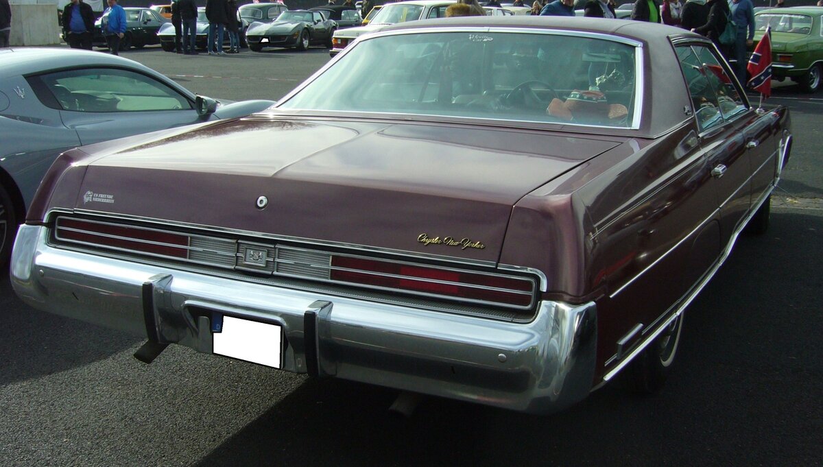 Heckansicht eines Chrysler New Yorker Custom auch dem Jahr 1975 im Farbton burnished red. Oldtimertreffen an Mo´s Bikertreff in Krefeld am 10.03.2024.