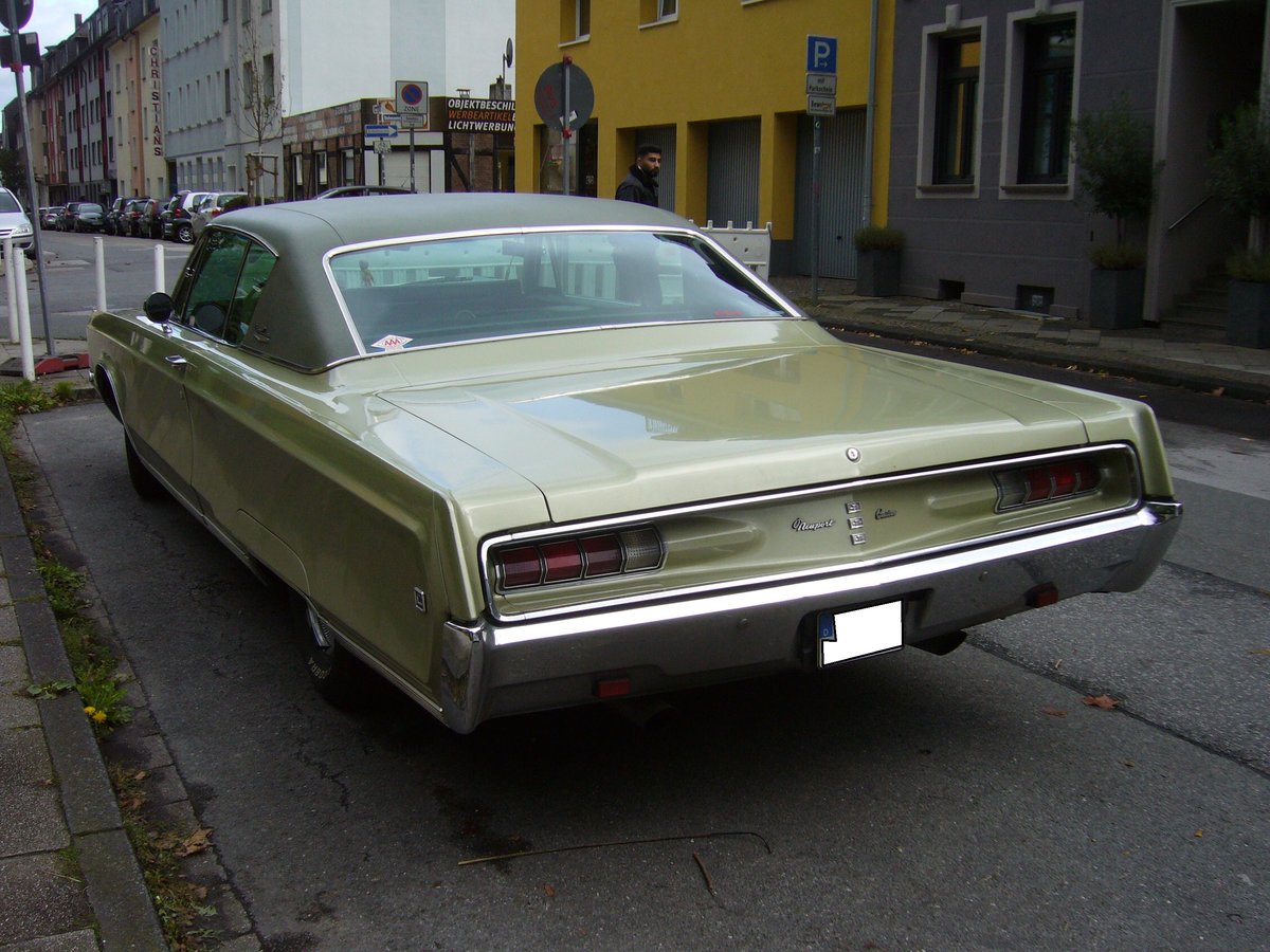 Heckansicht eines Chrysler Newport Custom des Modelljahres 1968. Duke of Downtown am 09.09.2017 in Essen-Rüttenscheid.