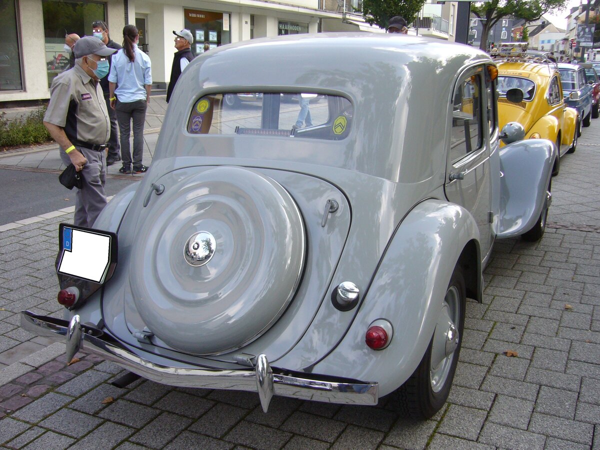 Heckansicht eines Citroen 11CV B des Modelljahres 1955. Oldtimertreffen in Heiligenhaus am 12.09.2021.