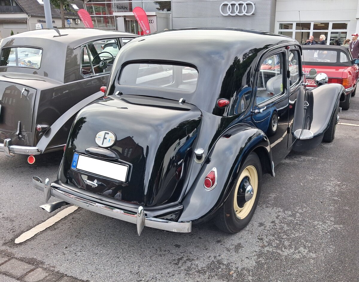 Heckansicht eines Citroen 11CV BN aus dem Jahr 1956. 13. Saarner Oldtimer-Cup am 30.08.2026 in M�lheim an der Ruhr/Saarn.