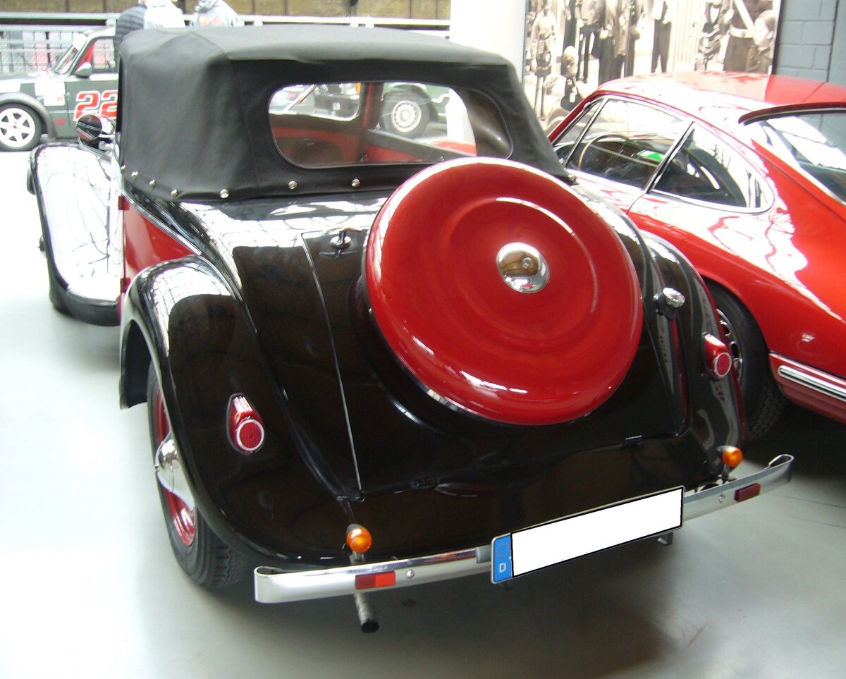 Heckansicht eines Citroen 11CV Cabriolet aus dem Jahr 1952. Classic Remise Düsseldorf am 30.12.2022.