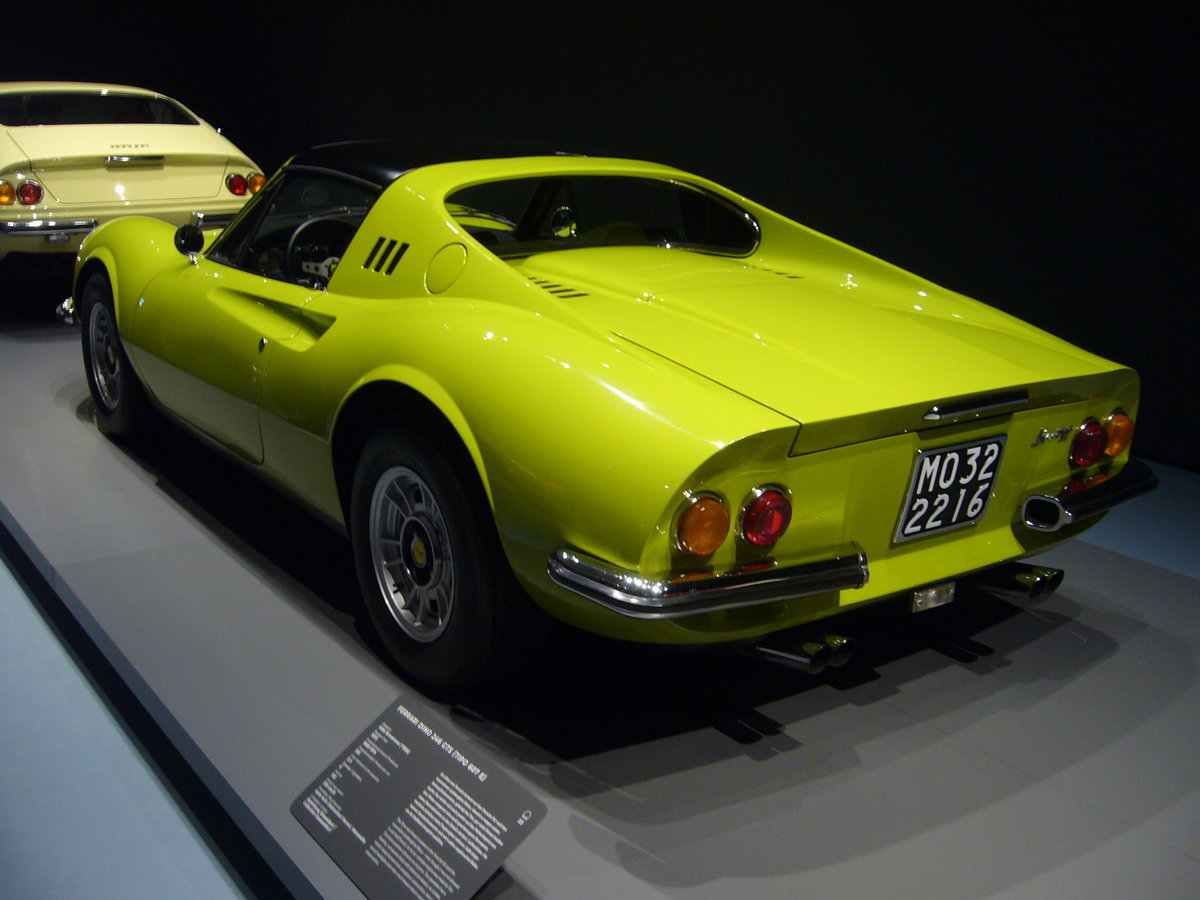 Heckansicht eines Dino 246 GTS aus dem Modelljahr 1973. Der Dino 246 GTS wurde von 1969 bis 1974 gebaut. Der 246 GT/GTS basierte auf dem bereits 1967 vorgestellten Dino 206. Da bei diesen Modellen lediglich V6-Motoren verbaut wurden, liefen die Sportwagen nie offiziell unter dem Ferrari-Label. Aus einem Hubraum von 2418 cm³ wurden 194 PS an die Hinterachse gebracht. Der in 295 Exemplaren produzierte 246 GTS Spider erreichte eine Höchstgeschwindigkeit von 235 km/h. Sportwagenausstellung in Düsseldorf am 20.01.2019.