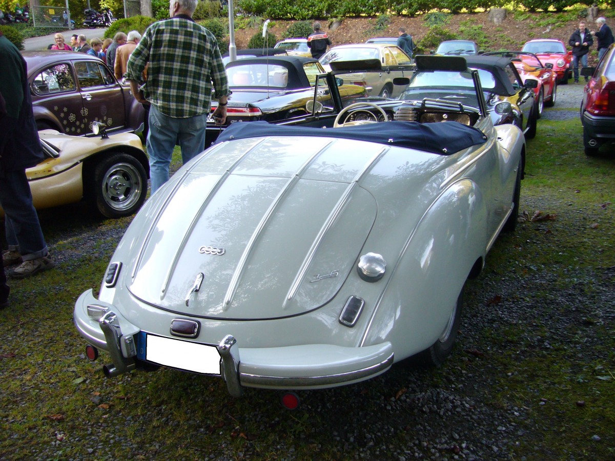 Heckansicht eines DKW 3=6 Sonderklasse Cabriolet. 1953 - 1955. Oldtimertreffen am Schwarzwaldhaus im Neandertal am 121.10.2014.