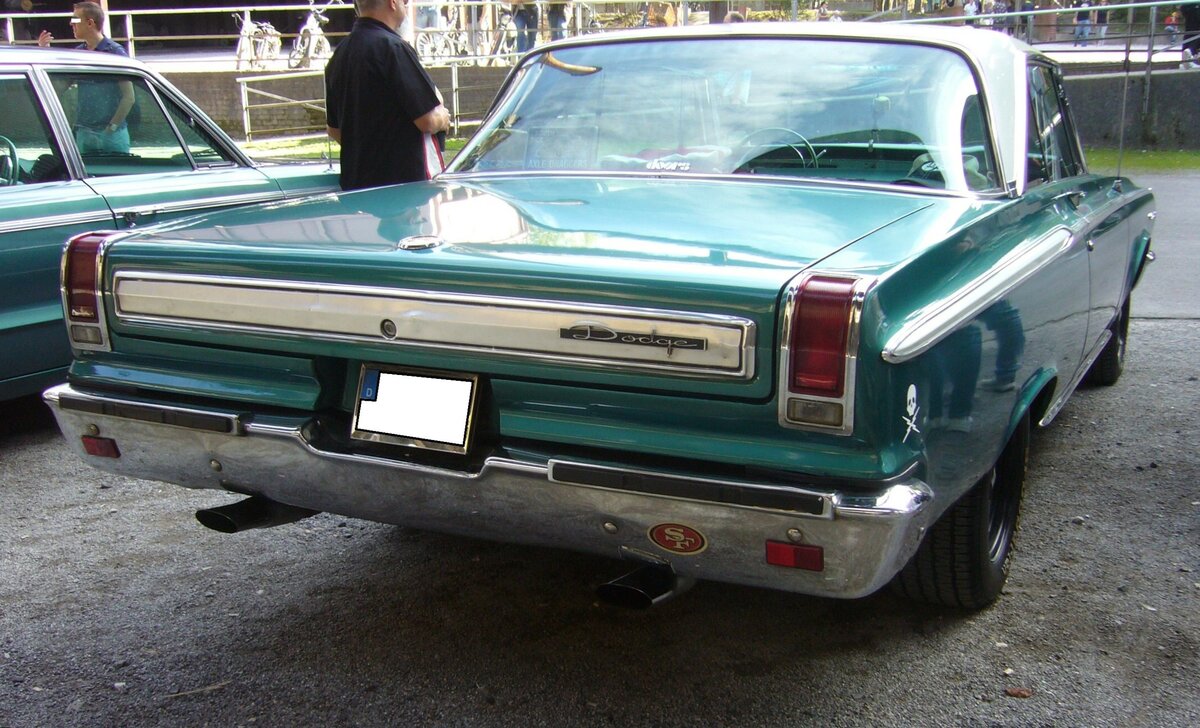 Heckansicht eines Dodge Coronet 440 Coupe aus dem Modelljahr 1965 im Farbton medium turquoise. Altmetall trifft Altmetall am 01.10.2023 im LaPaDu Duisburg.