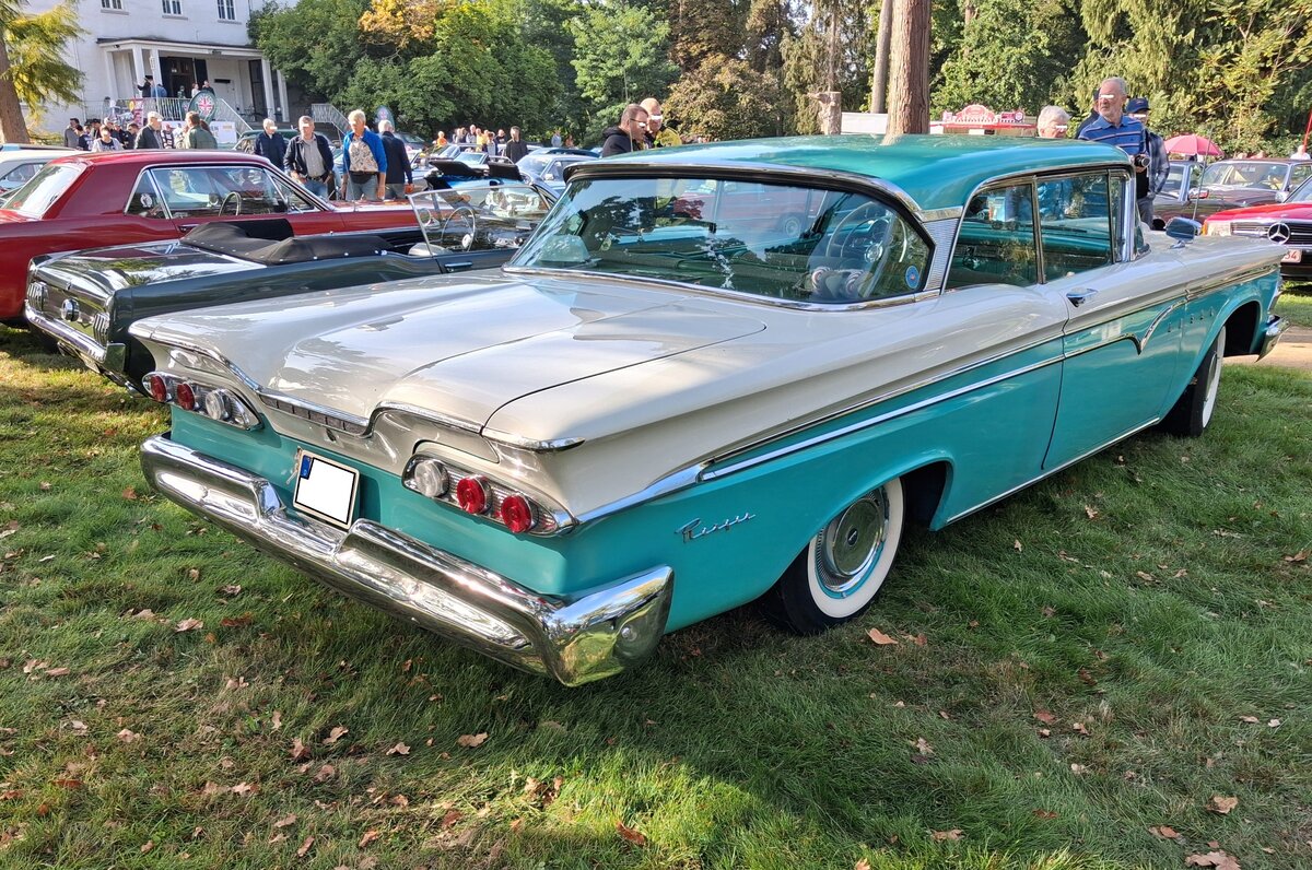 Heckansicht eines Edsel Ranger twodoor Sedan aus dem Jahr 1959 in der Farbkombination snow white/light aqua. Cars & Castle auf Schlo� Lauersfort in Moers am 03.10.2026.