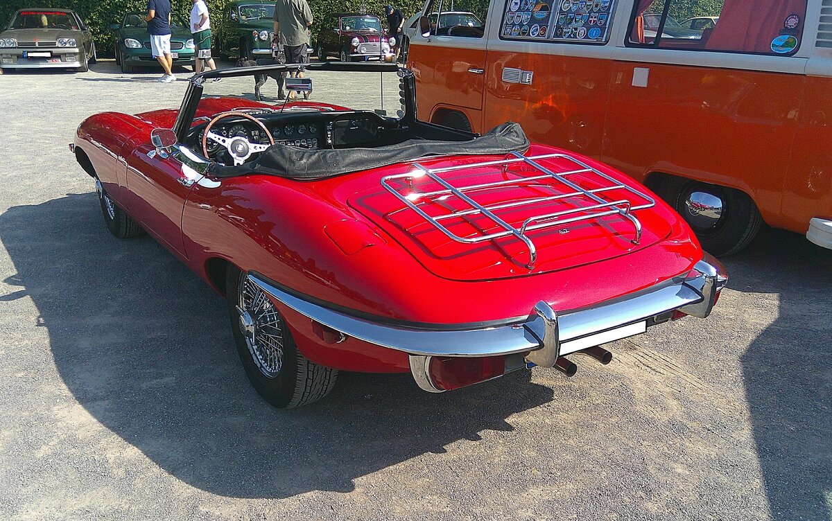 Heckansicht eines eines links gelenkten Jaguar E Type Series 2 Roadster im Farbton carmin red. Oldtimertreffen Nordstern Klassik in Gelsenkirchen am 16.08.2026.