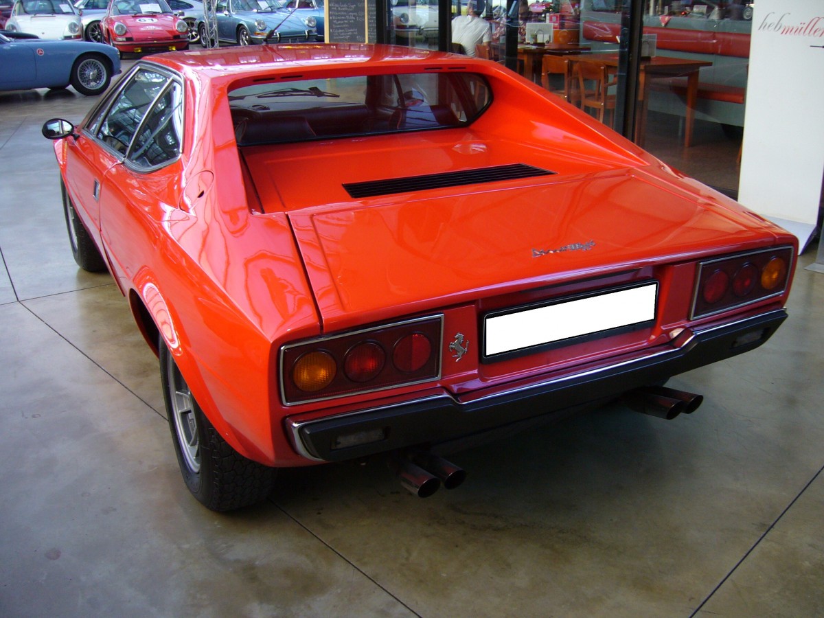 Heckansicht eines Ferrari 308 GT4 Dino. 1974 - 1980. Classic Remise Düsseldorf am 19.12.2015.