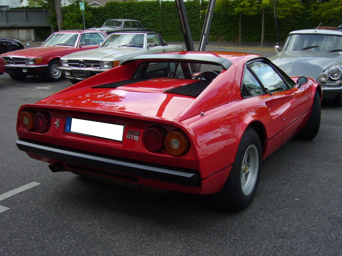 Heckansicht eines Ferrari 308GTB. Besucherparkplatz der Düsseldorfer Classic Remise am 24.05.2020.