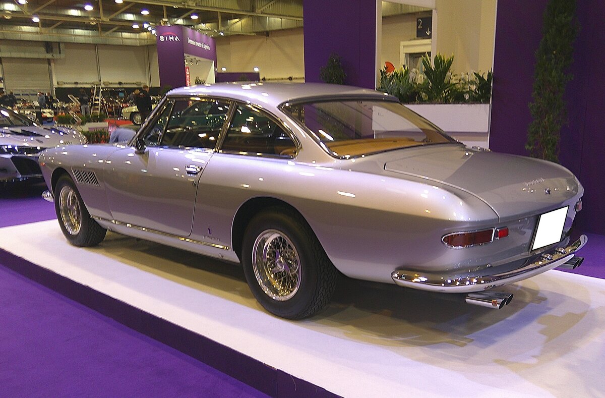 Heckansicht eines Ferrari 330 GT 2+2 im Farbton grigio argento aus dem Jahr 1964. Essen Motor Show am 28.11.2025.