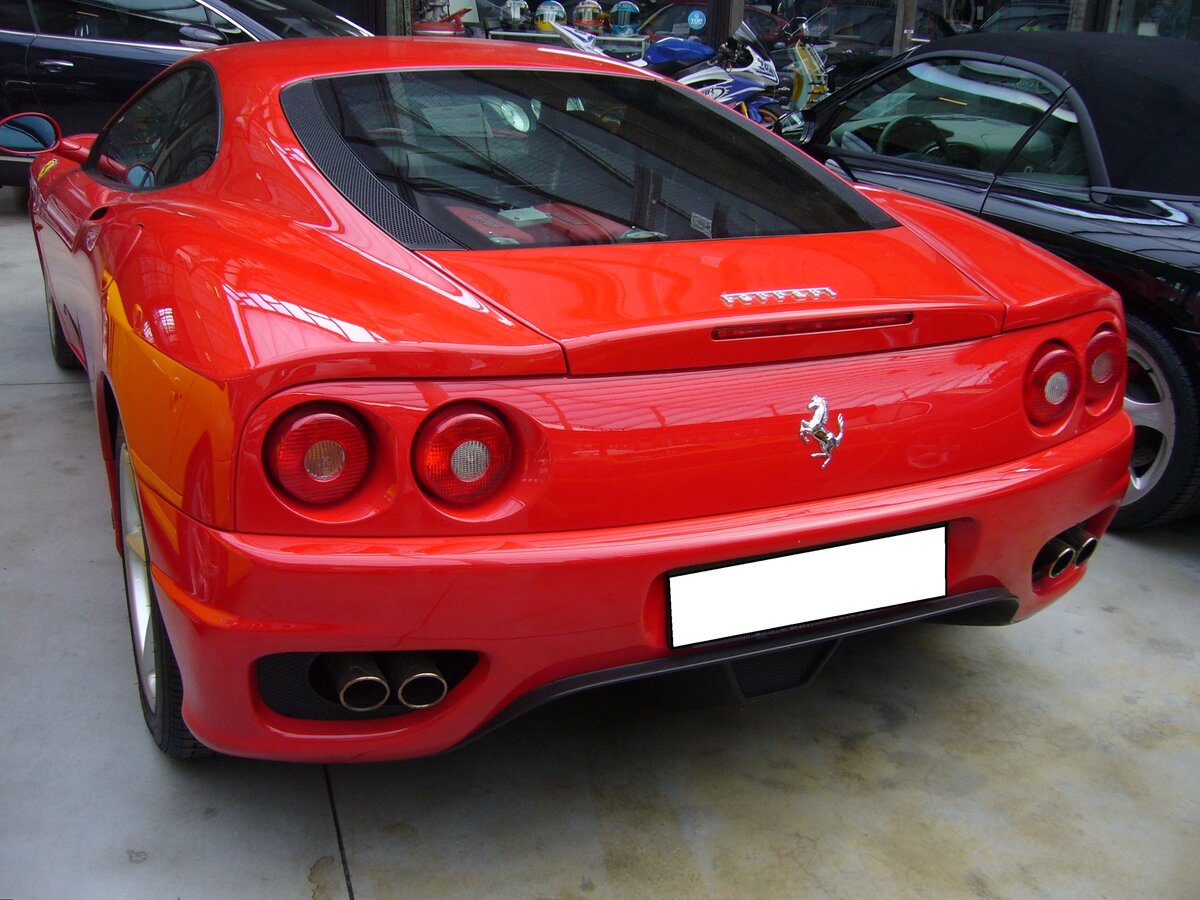 Heckansicht eines Ferrari 360 Modena F1 im Farbton rosso scuderia. Classic Remise Düsseldorf am 26.05.2022.