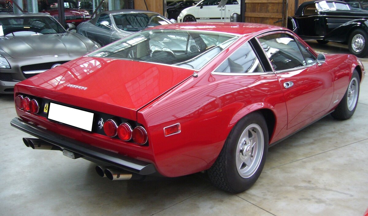 Heckansicht eines Ferrari 365 GTC4 aus dem Jahr 1972. Classic Remise Düsseldorf am 30.10.2023.