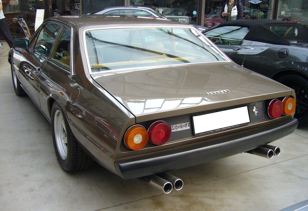Heckansicht eines Ferrari 400i Automatic im Farbton marone aus dem Jahr 1980. Classic Remise Düsseldorf am 20.09.2023.