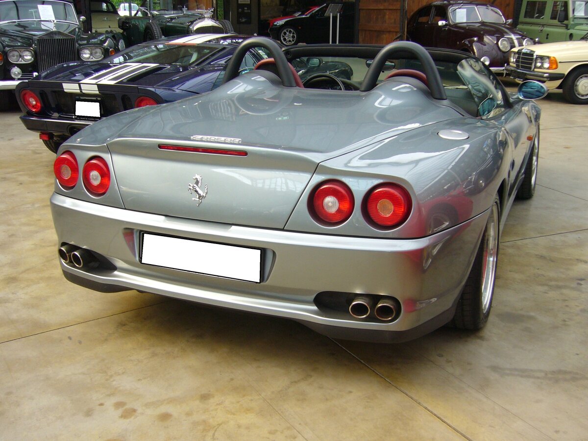 Heckansicht eines Ferrari 550 Barchetta Pininfarina aus dem Jahr 2001. Classic Remise Düsseldorf am 15.08.2021.