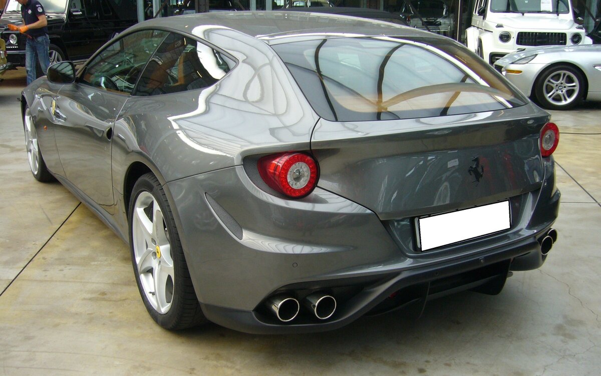 Heckansicht eines Ferrari FF V12 aus dem Jahr 2011. Classic Remise Düsseldorf am 20.09.2023.