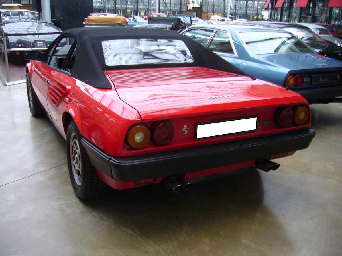 Heckansicht eines Ferrari Mondial QV Cabriolet aus dem Jahr 1984. Classic Remise Düsseldorf am 26.11.2020.